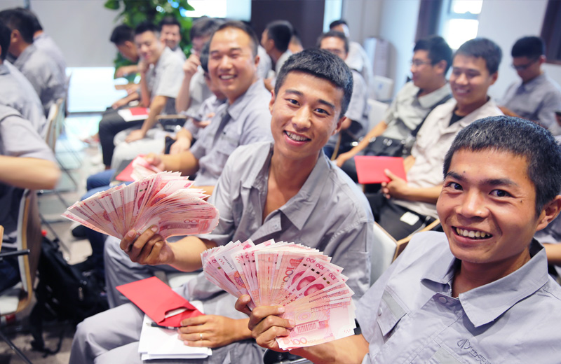 2019年8月9日，中天北京集團直補發(fā)放，員工們難掩幸福之情。